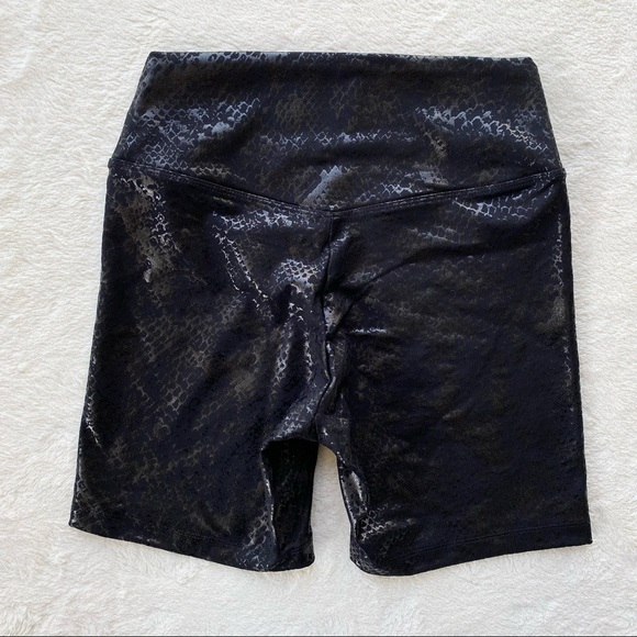 NWT Pink Victoria’s Secret black tonal snakeskin biker shorts high waisted small - Picture 4 of 7
